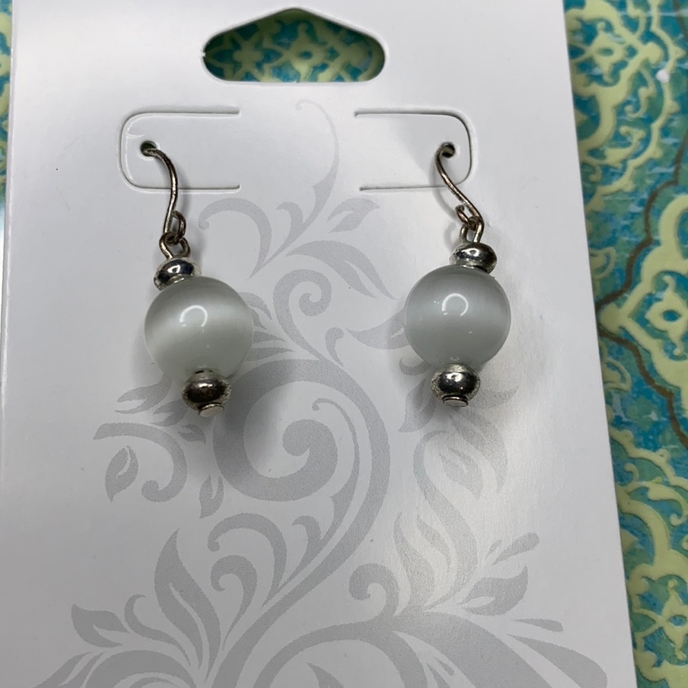 Simple pearl-like dangle earrings​
